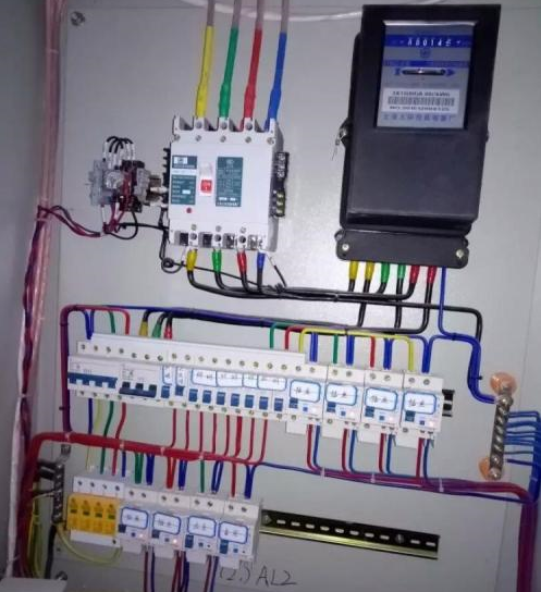 电路安装保险丝，防止电路故障