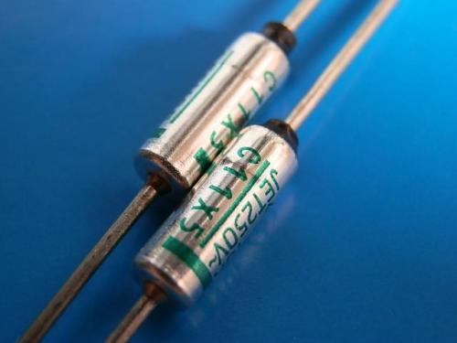 保险丝的性能受什么影响？